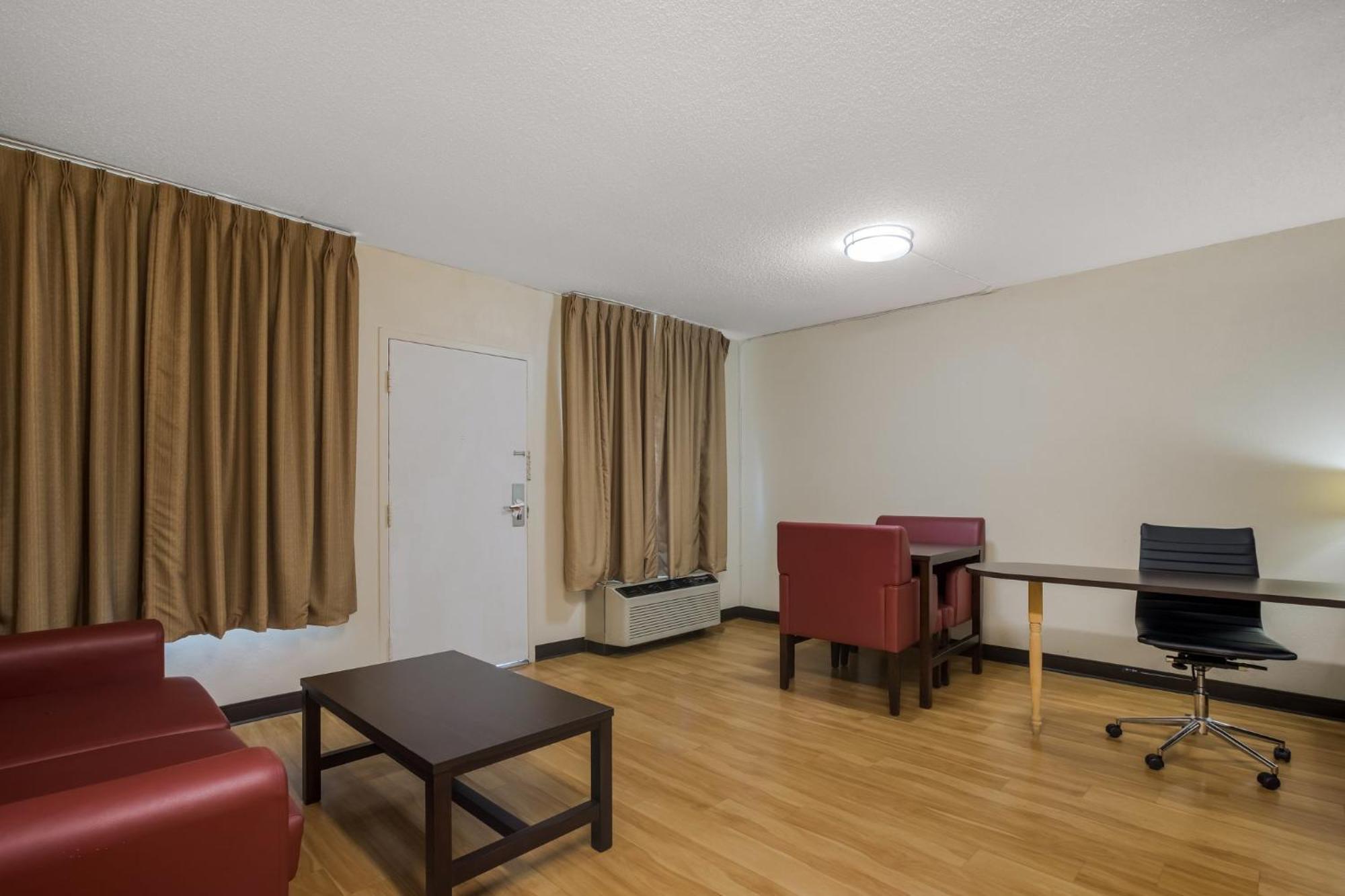 Red Roof Inn & Suites Statesboro - University Экстерьер фото