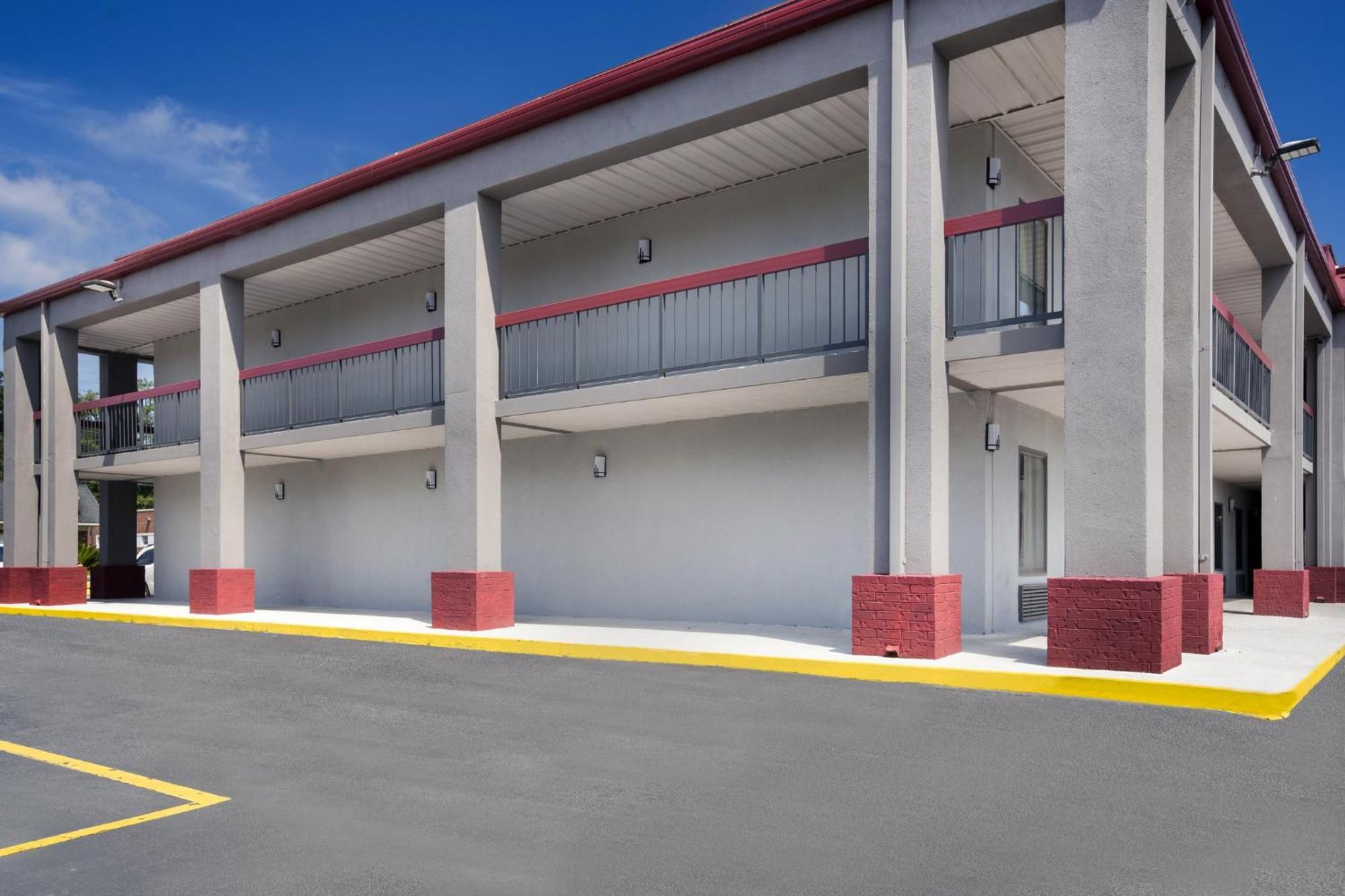 Red Roof Inn & Suites Statesboro - University Экстерьер фото