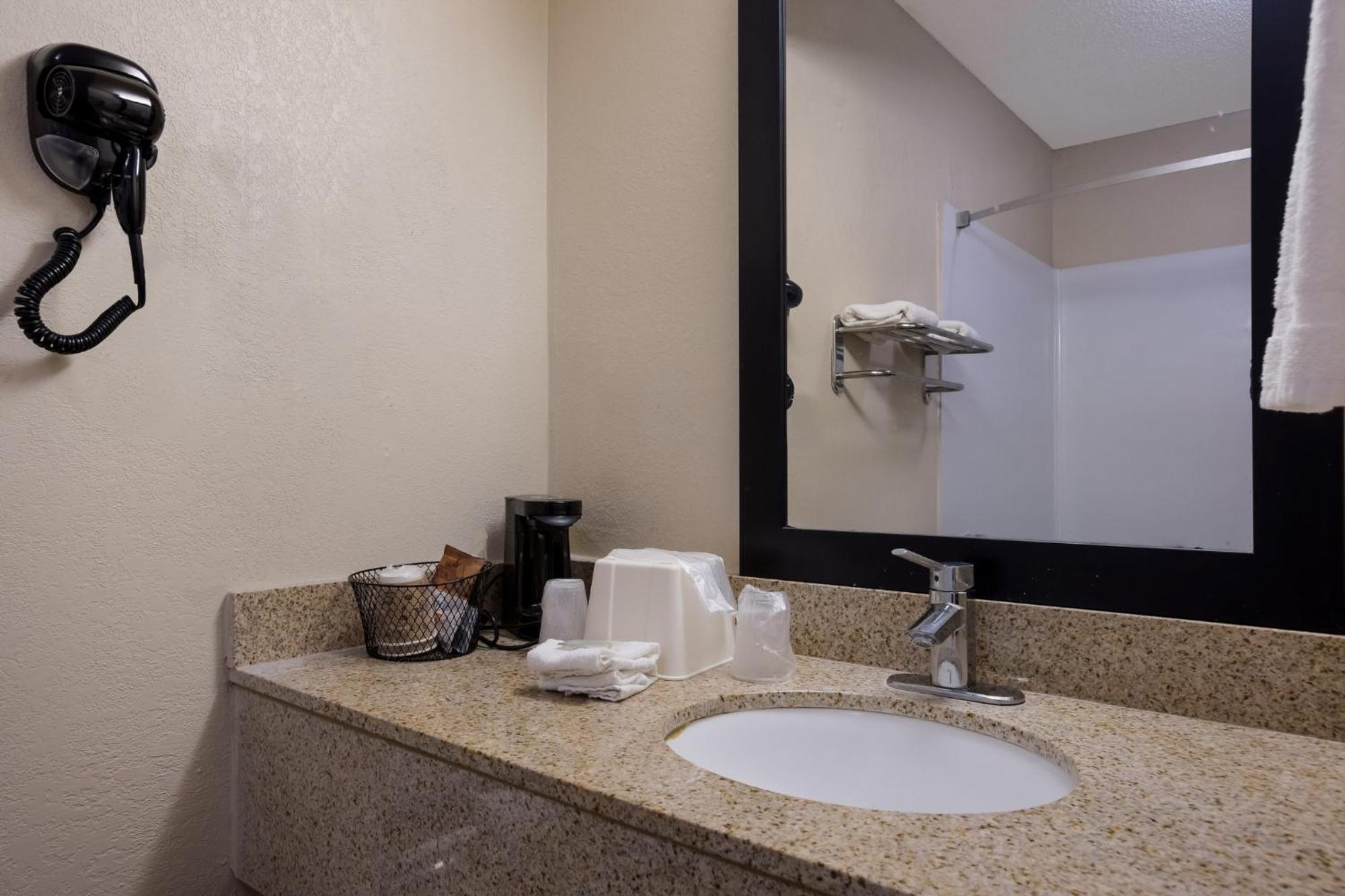 Red Roof Inn & Suites Statesboro - University Экстерьер фото