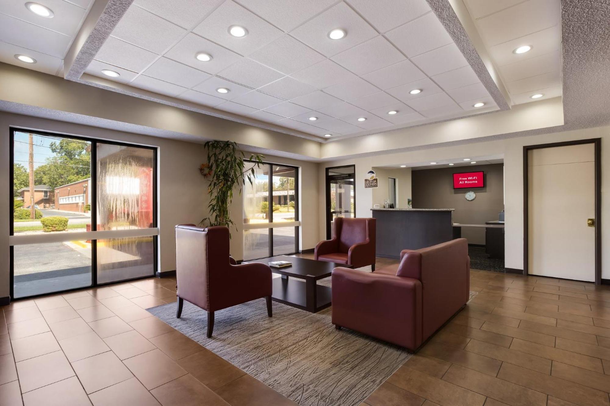 Red Roof Inn & Suites Statesboro - University Экстерьер фото
