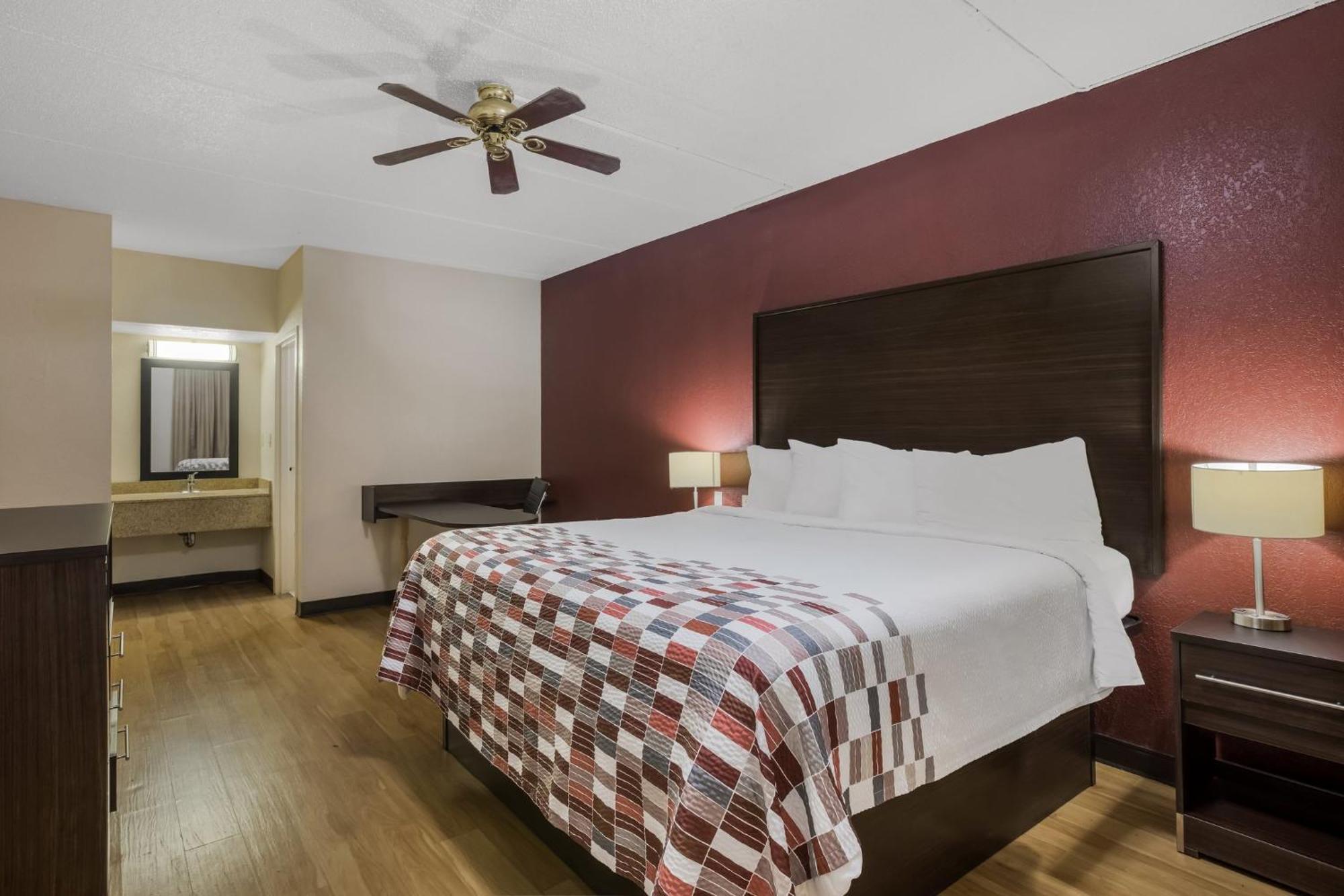 Red Roof Inn & Suites Statesboro - University Экстерьер фото