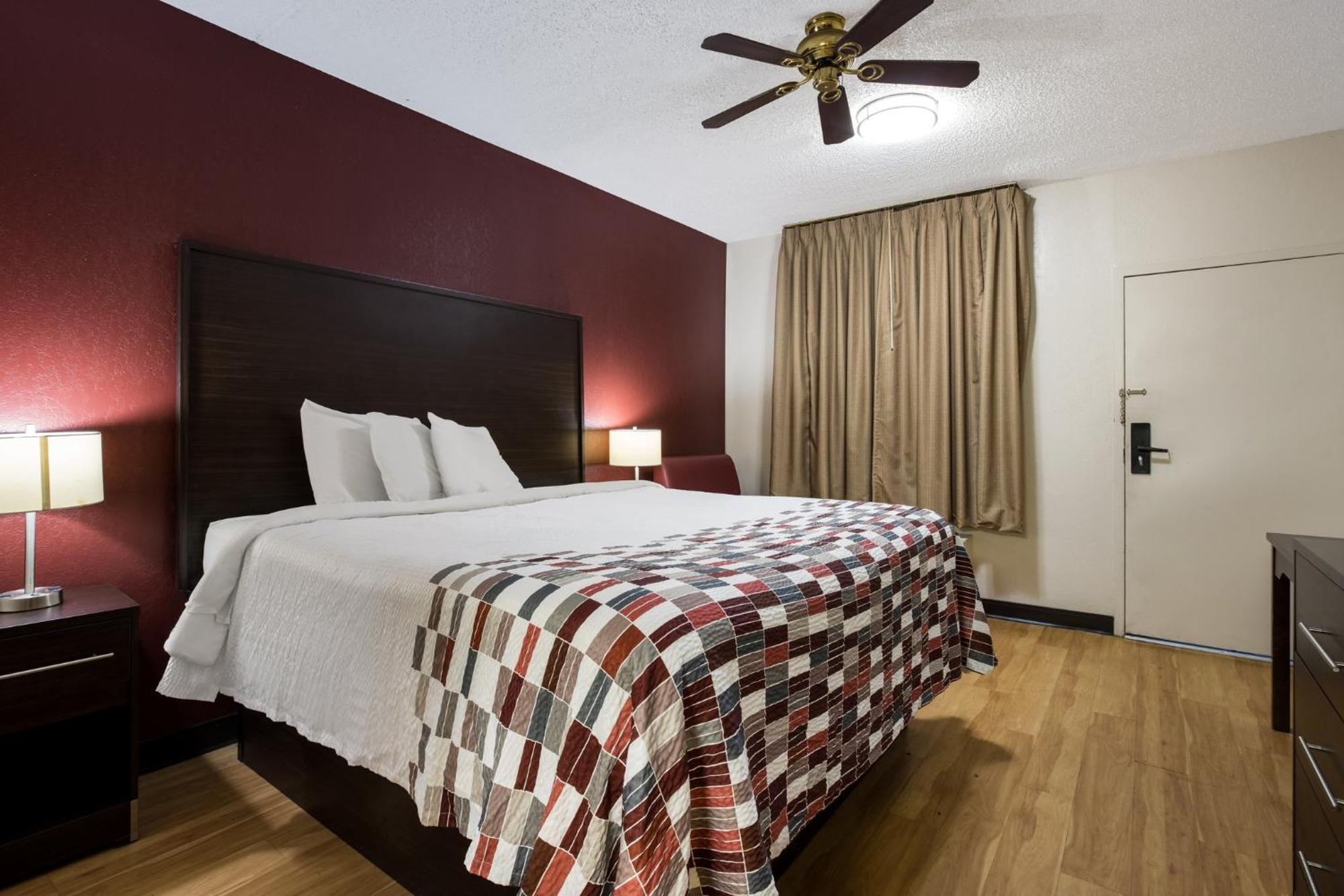 Red Roof Inn & Suites Statesboro - University Экстерьер фото