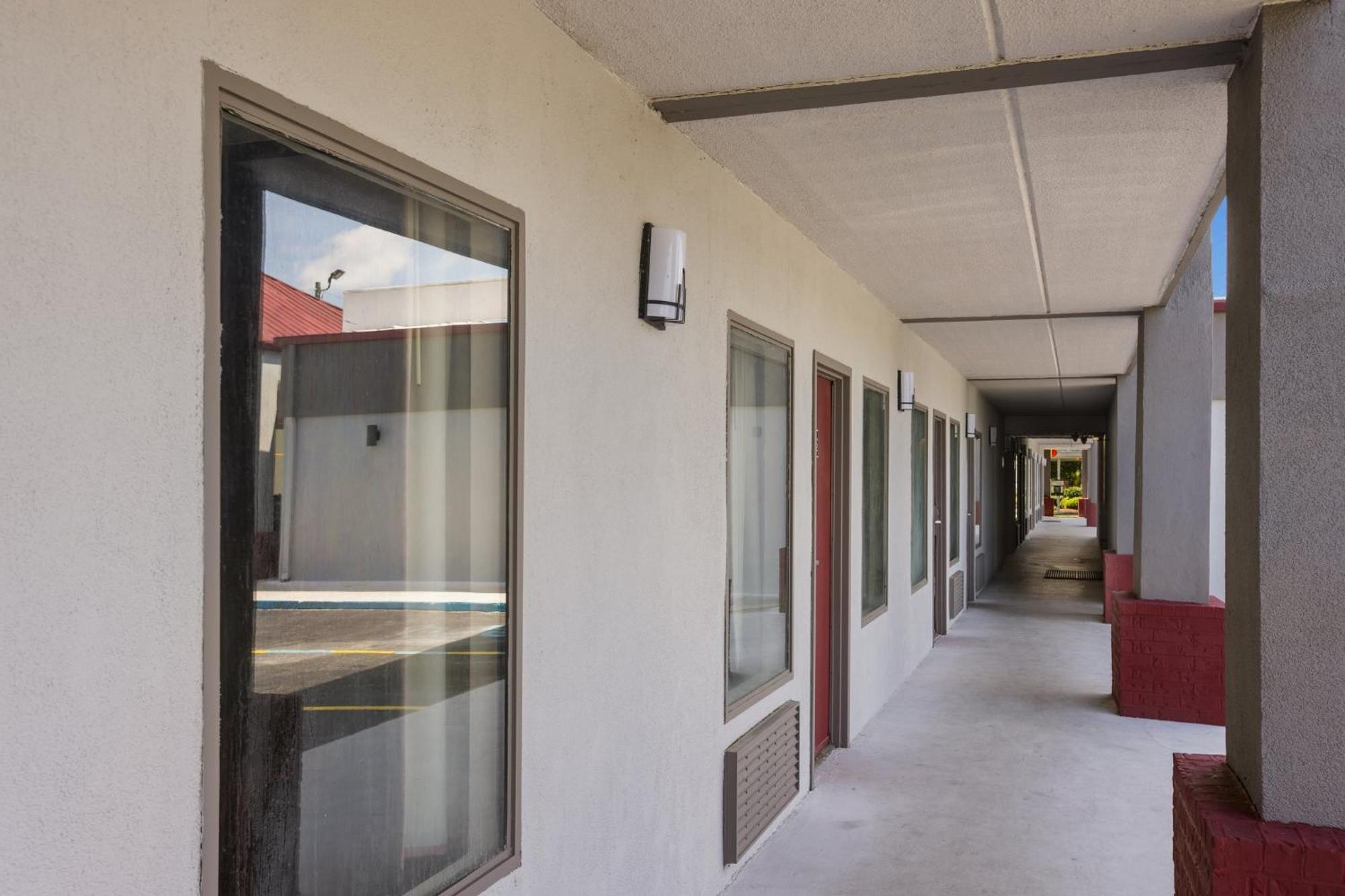Red Roof Inn & Suites Statesboro - University Экстерьер фото
