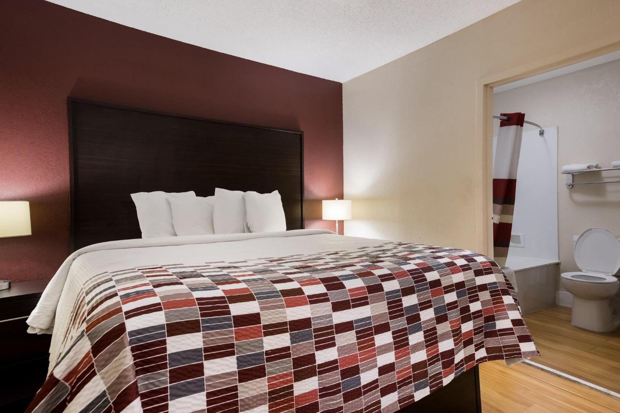 Red Roof Inn & Suites Statesboro - University Экстерьер фото
