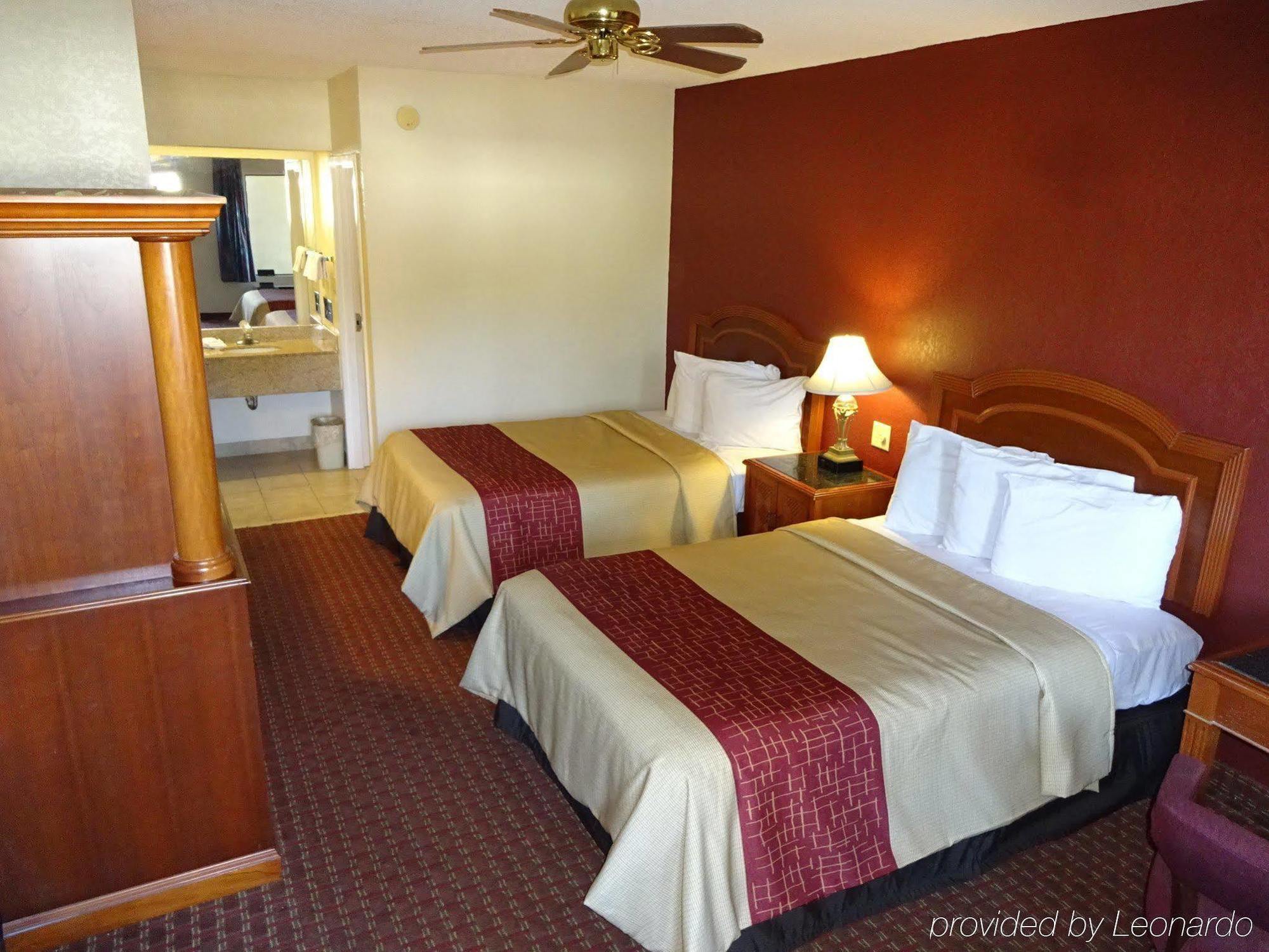 Red Roof Inn & Suites Statesboro - University Экстерьер фото