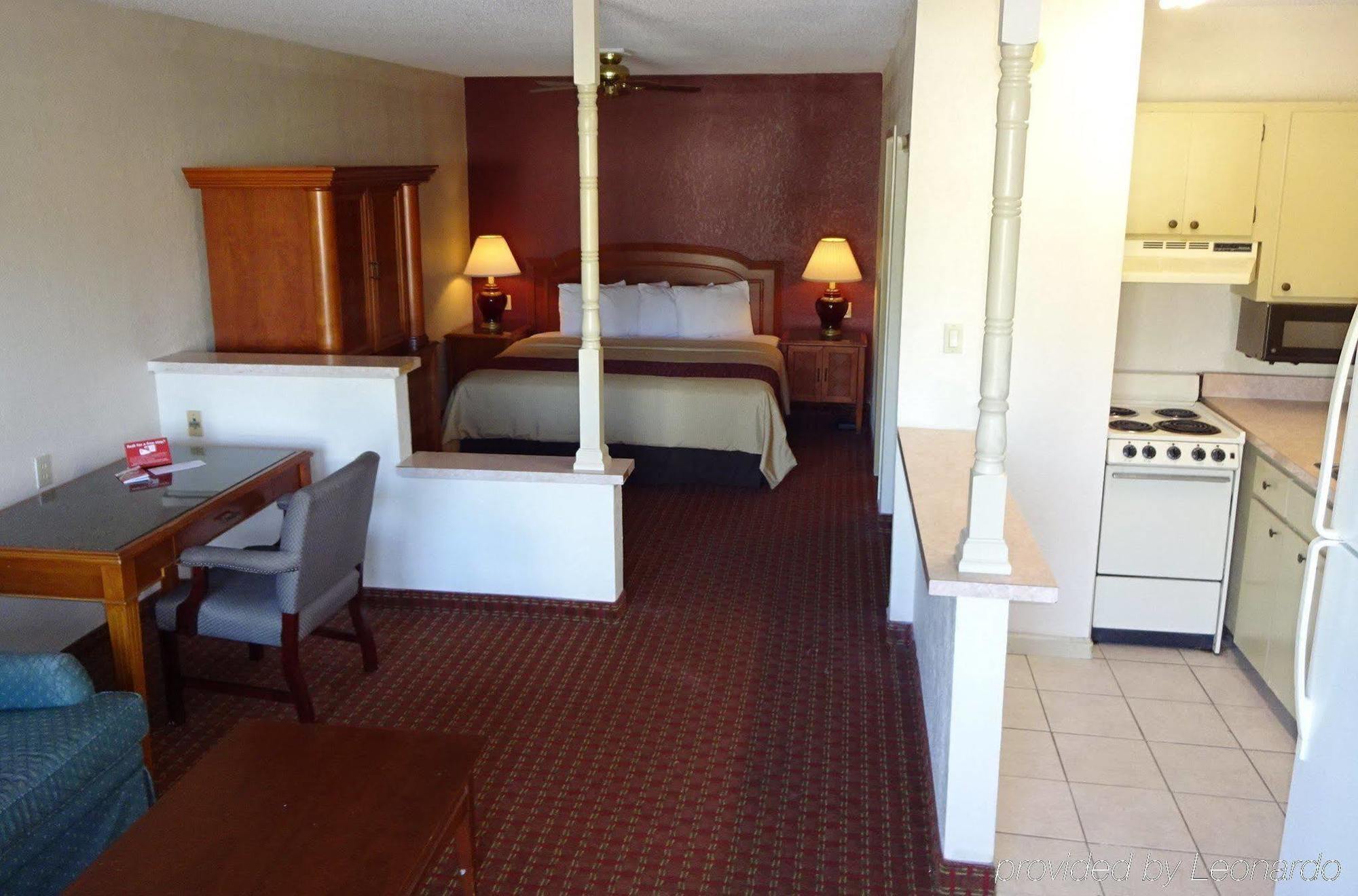 Red Roof Inn & Suites Statesboro - University Экстерьер фото